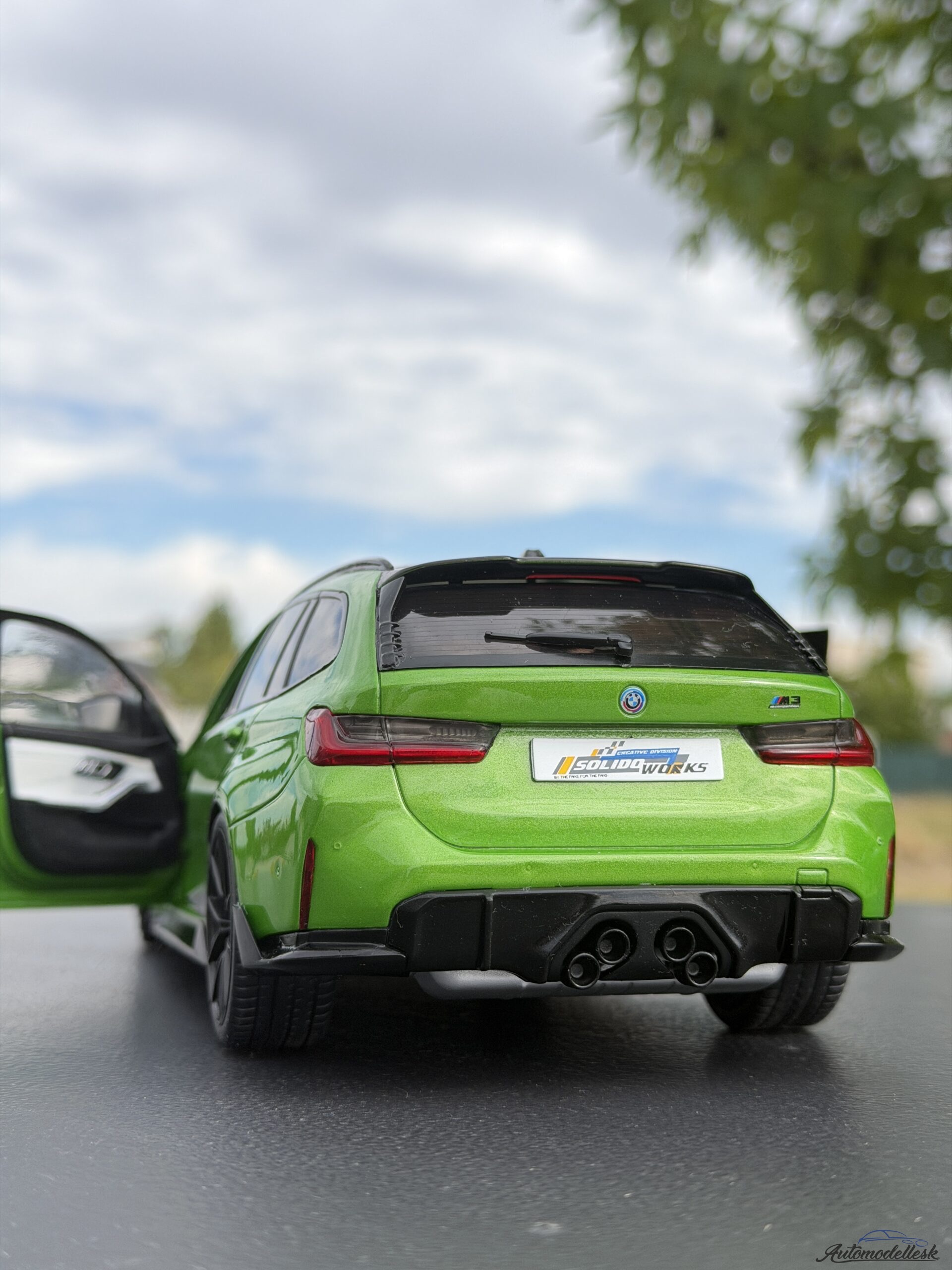 Model auta BMW M3 TOURING WITH PERFORMANCE PARTS GREEN METALLIC 2024 Model auta BMW M3 TOURING WITH PERFORMANCE PARTS GREEN METALLIC 2024