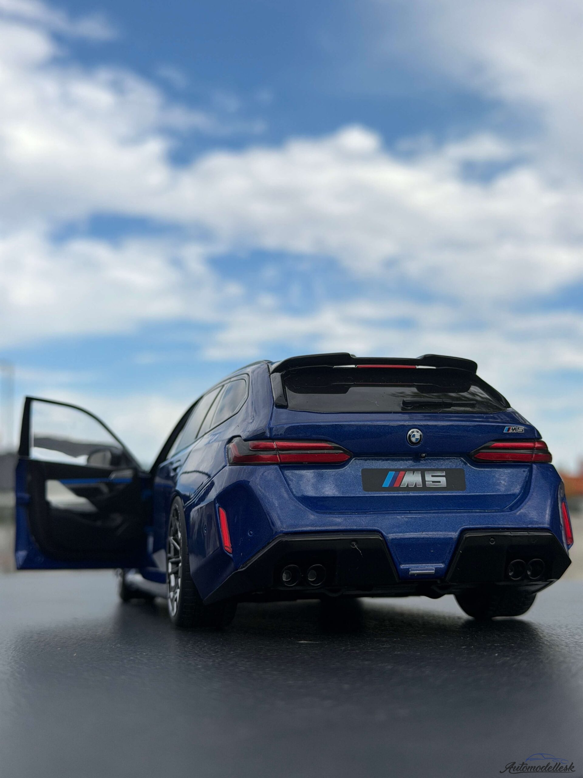 Model auta BMW M5 TOURING MARINA BAY BLUE METALLIC 2024 Model auta BMW M5 TOURING MARINA BAY BLUE METALLIC 2024