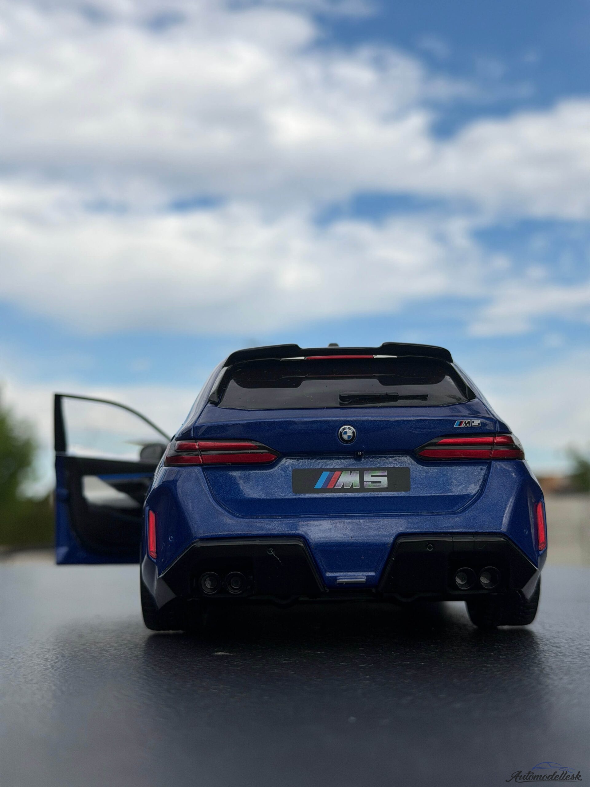 Model auta BMW M5 TOURING MARINA BAY BLUE METALLIC 2024 Model auta BMW M5 TOURING MARINA BAY BLUE METALLIC 2024