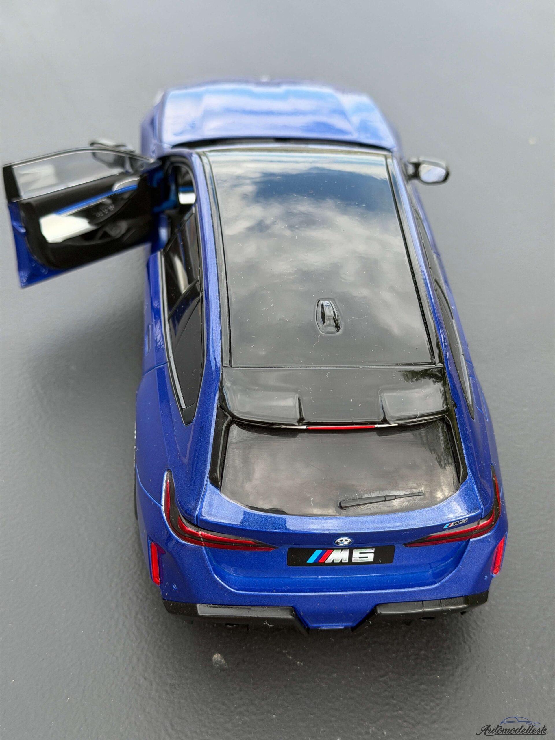 Model auta BMW M5 TOURING MARINA BAY BLUE METALLIC 2024 Model auta BMW M5 TOURING MARINA BAY BLUE METALLIC 2024