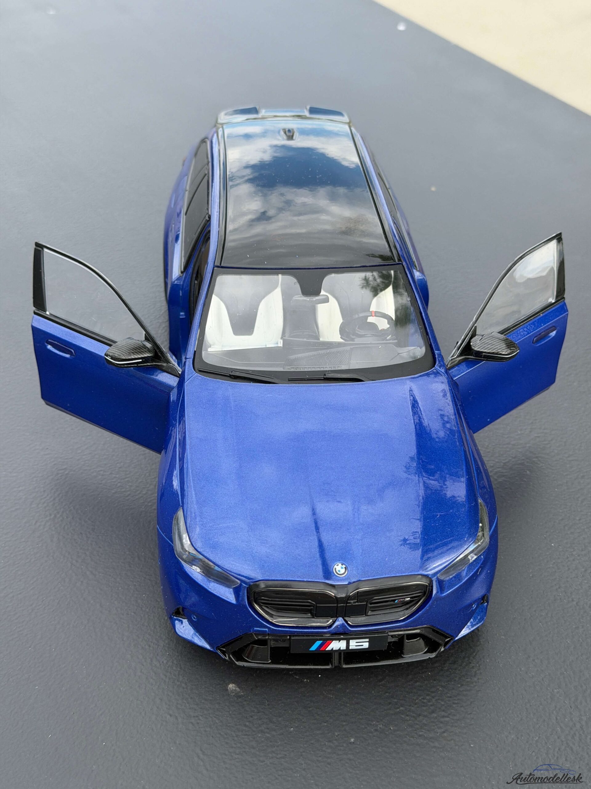 Model auta BMW M5 TOURING MARINA BAY BLUE METALLIC 2024 Model auta BMW M5 TOURING MARINA BAY BLUE METALLIC 2024