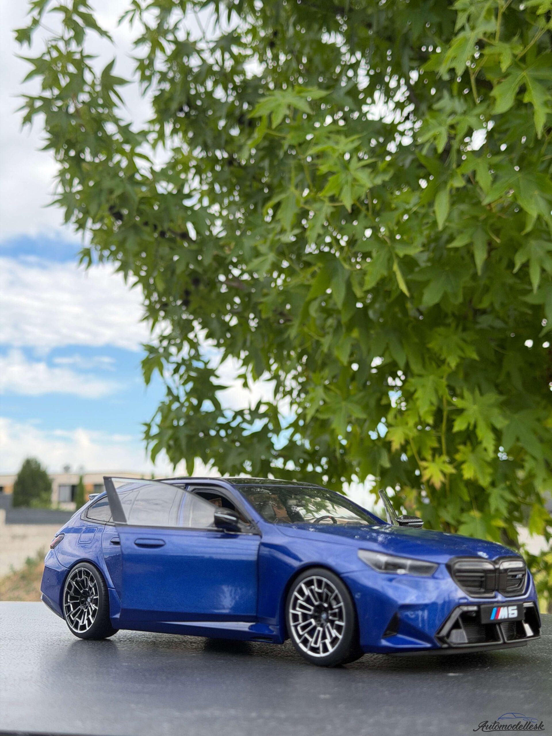 Model auta BMW M5 TOURING MARINA BAY BLUE METALLIC 2024 Model auta BMW M5 TOURING MARINA BAY BLUE METALLIC 2024