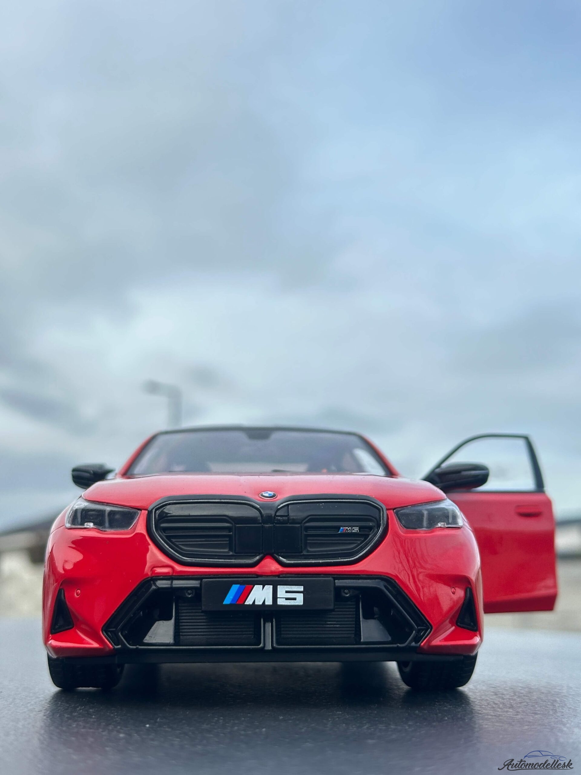 Model auta BMW M5 FIRE RED 2025 Model auta BMW M5 FIRE RED 2025