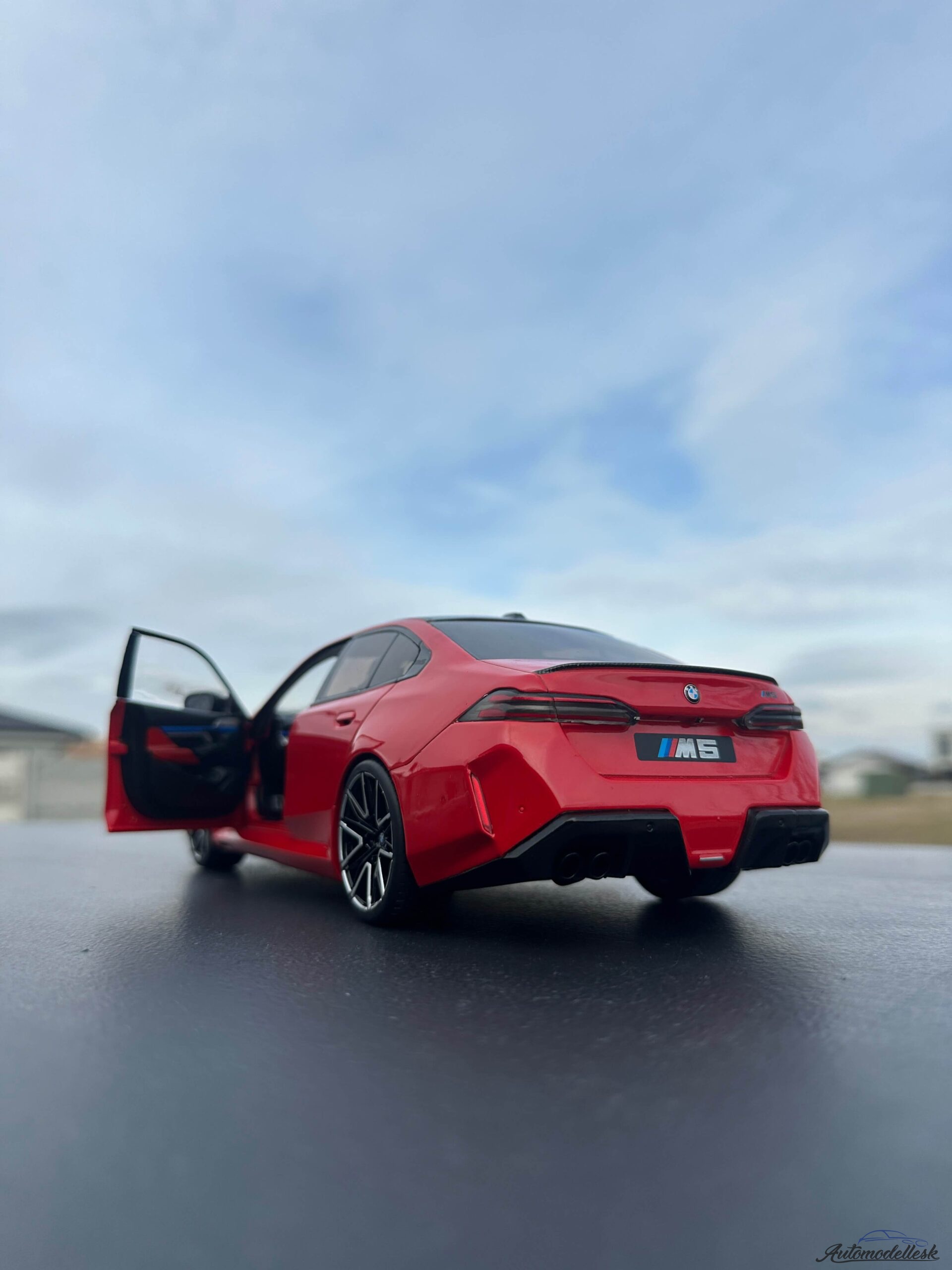 Model auta BMW M5 FIRE RED 2025 Model auta BMW M5 FIRE RED 2025