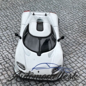 Model auta Koenigsegg CC850, biela