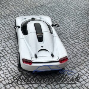 Model auta Koenigsegg CC850, biela