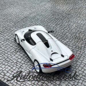 Model auta Koenigsegg CC850, biela