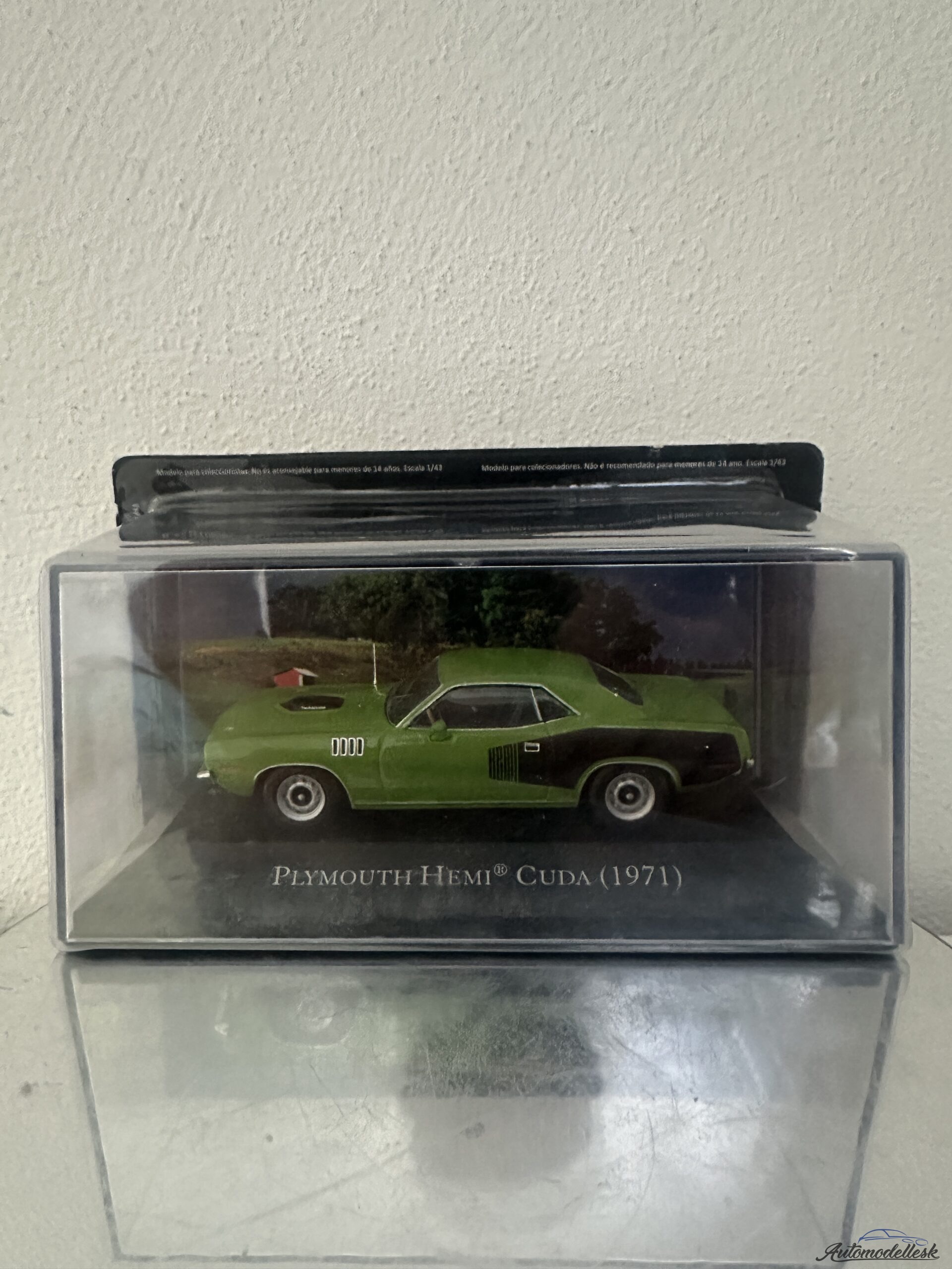 Model auta Plymouth Hemi Cuda, zelená/čierna, 1971. Model auta Plymouth Hemi Cuda, zelená/čierna, 1971.