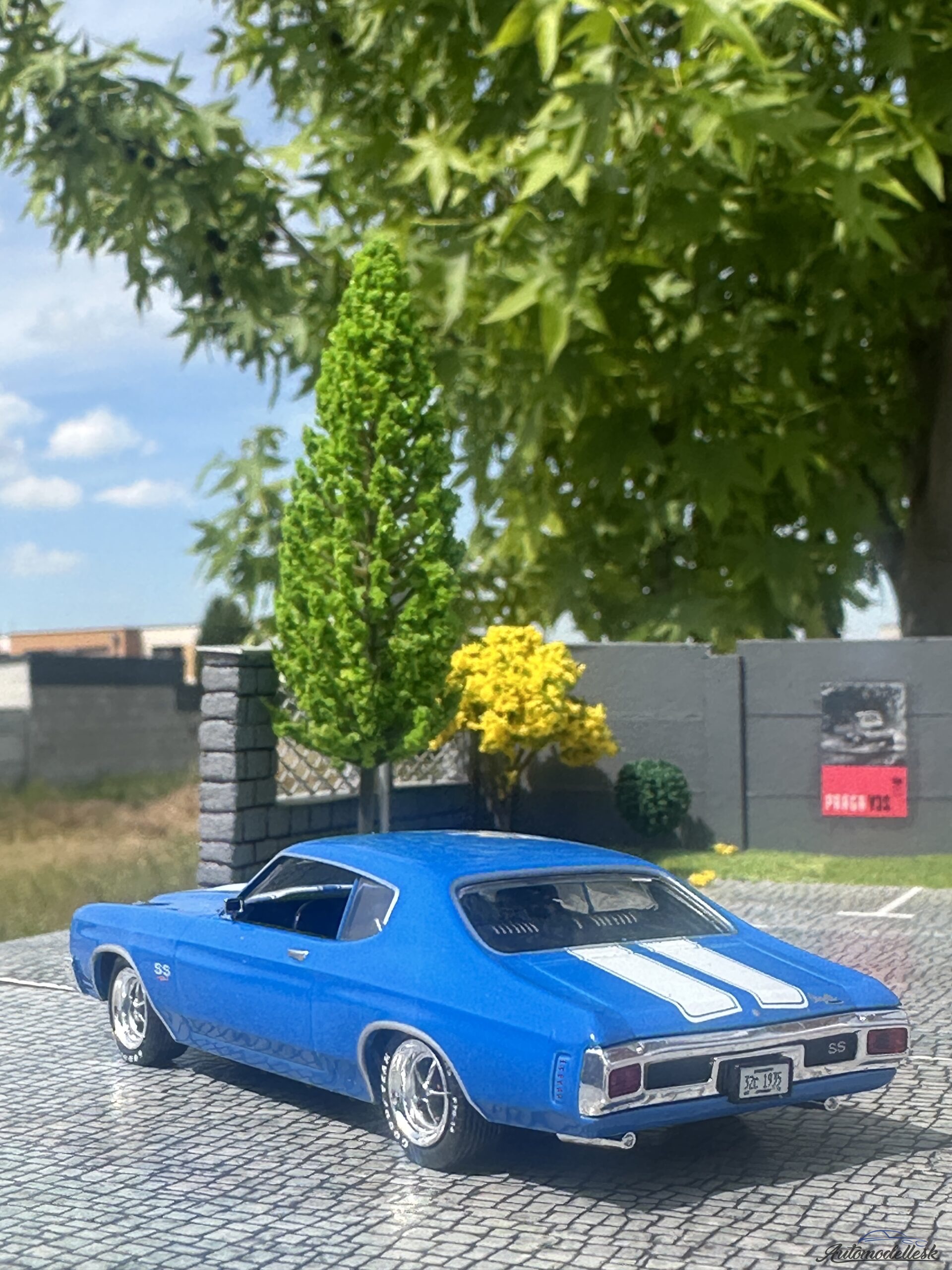 Model auta Chevrolet Chevelle SS 454, modrá/biela, 1970 Model auta Chevrolet Chevelle SS 454, modrá/biela, 1970