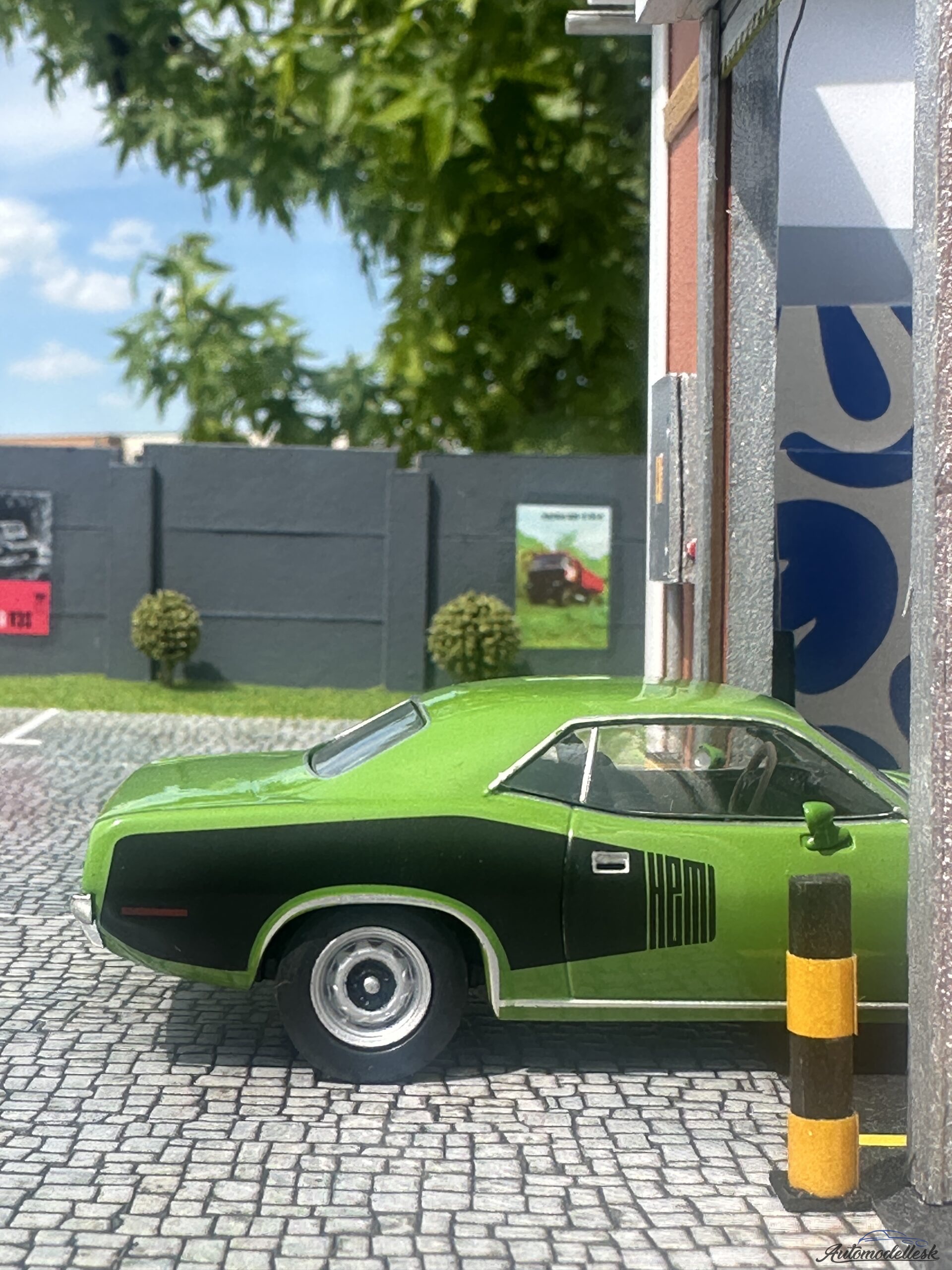Model auta Plymouth Hemi Cuda, zelená/čierna, 1971. Model auta Plymouth Hemi Cuda, zelená/čierna, 1971.