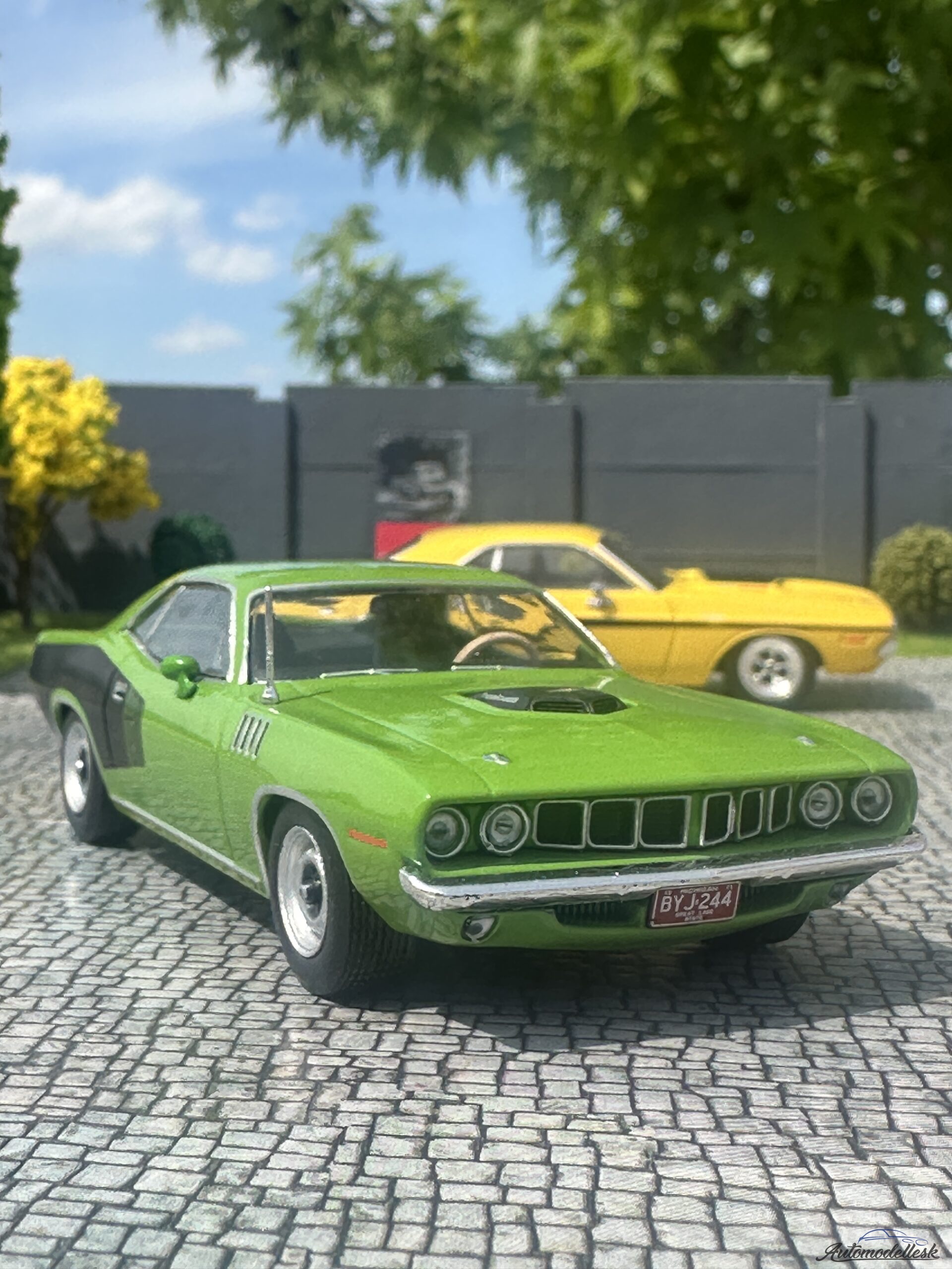 Model auta Plymouth Hemi Cuda, zelená/čierna, 1971. Model auta Plymouth Hemi Cuda, zelená/čierna, 1971.