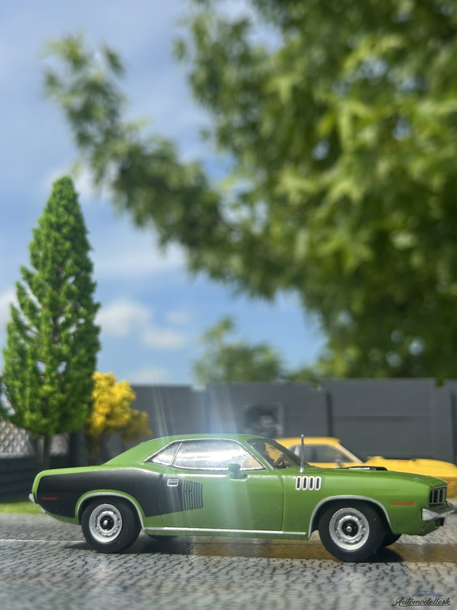 Model auta Plymouth Hemi Cuda, zelená/čierna, 1971. Model auta Plymouth Hemi Cuda, zelená/čierna, 1971.