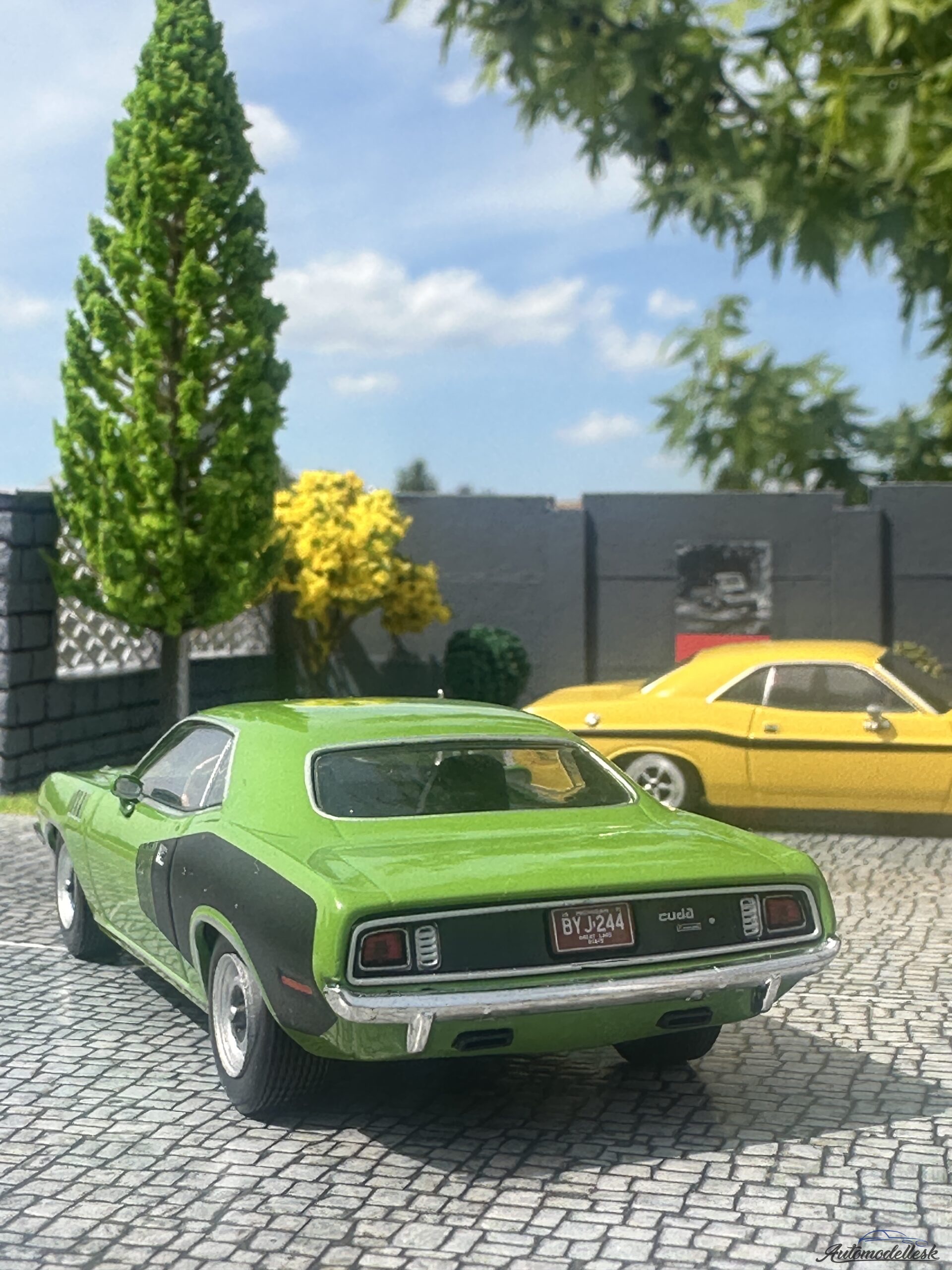 Model auta Plymouth Hemi Cuda, zelená/čierna, 1971. Model auta Plymouth Hemi Cuda, zelená/čierna, 1971.