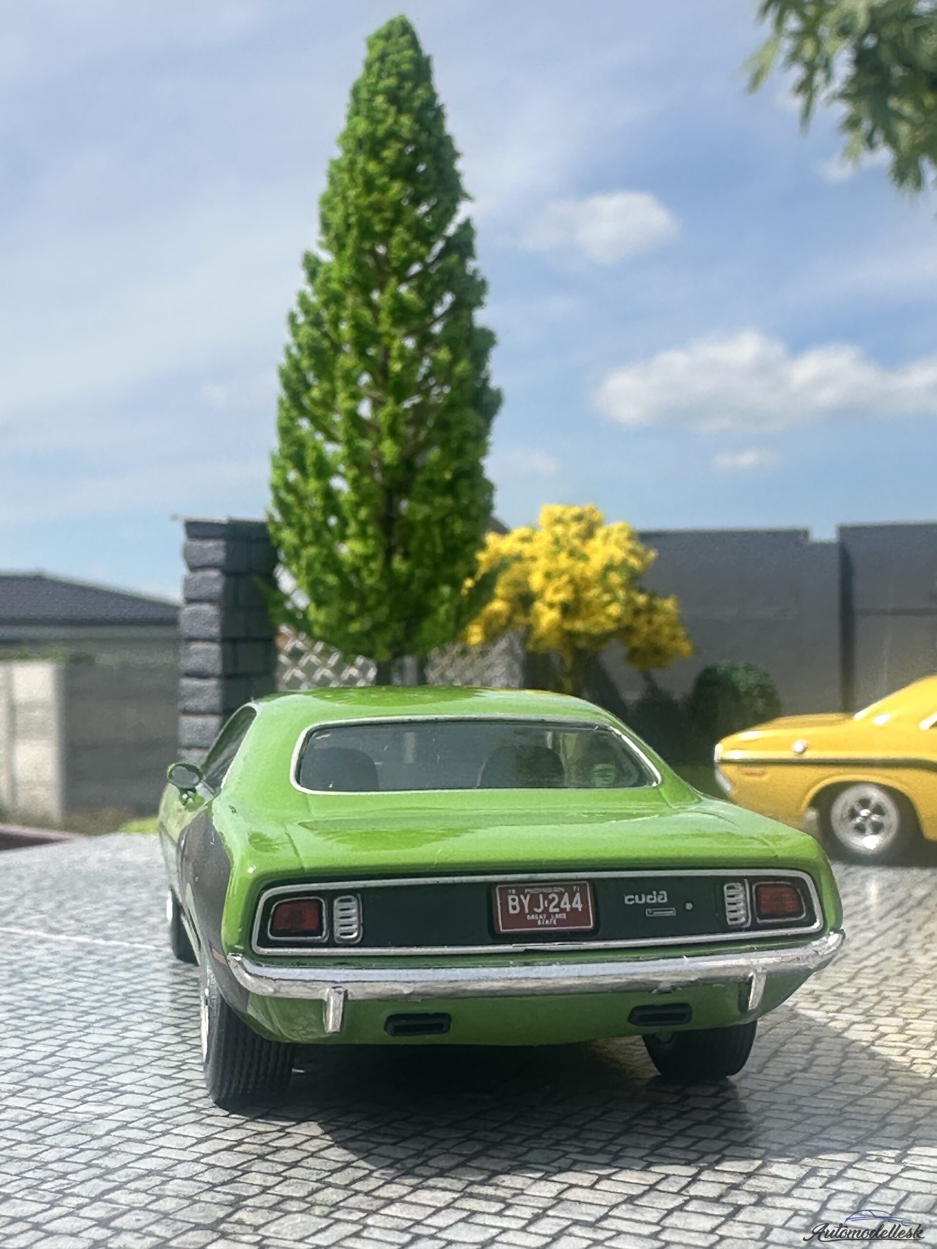 Model auta Plymouth Hemi Cuda, zelená/čierna, 1971. Model auta Plymouth Hemi Cuda, zelená/čierna, 1971.