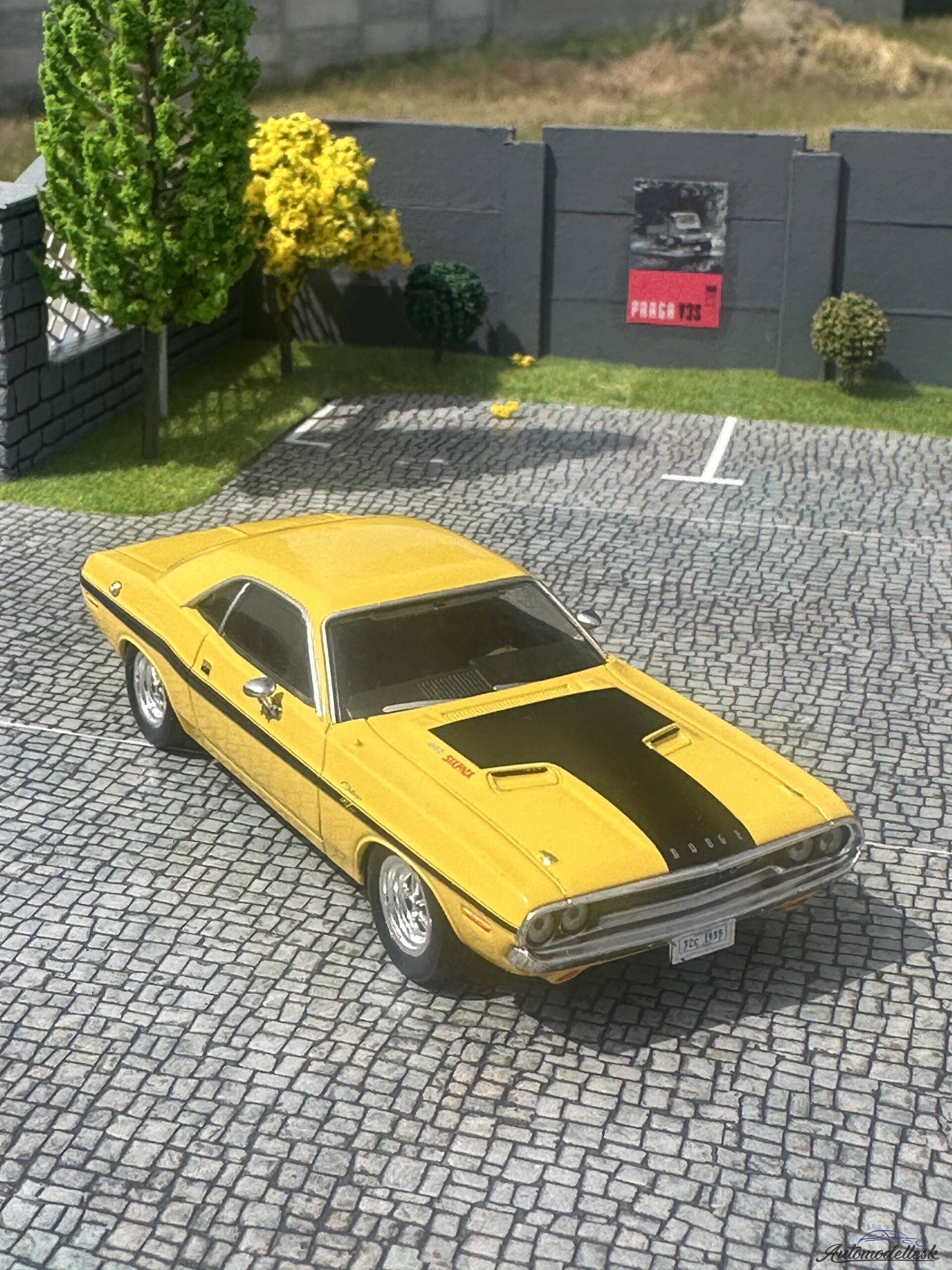 Model auta Dodge Challenger R/T 440, žltá/čierna, 1970. Model auta Dodge Challenger R/T 440, žltá/čierna, 1970.