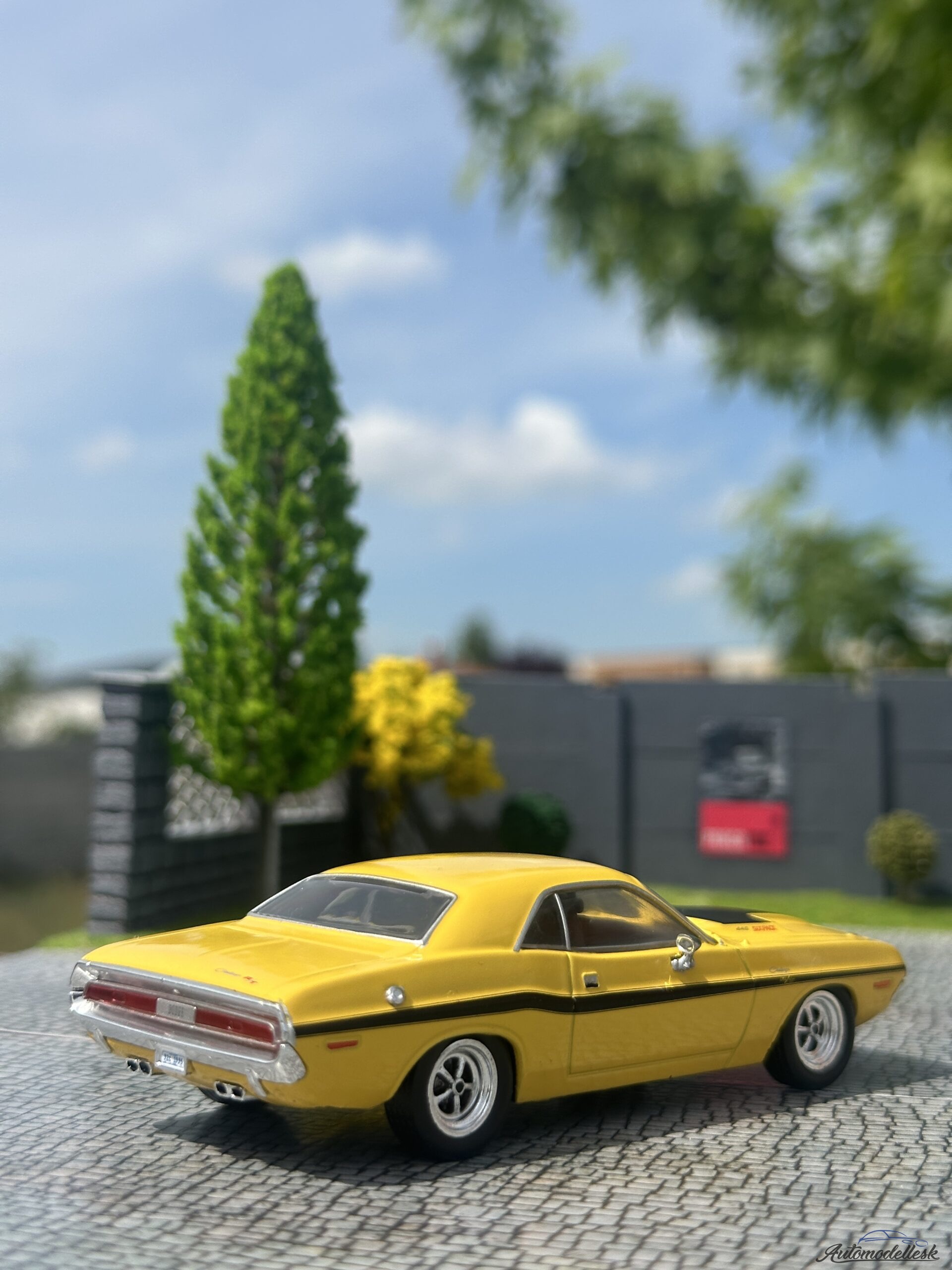 Model auta Dodge Challenger R/T 440, žltá/čierna, 1970. Model auta Dodge Challenger R/T 440, žltá/čierna, 1970.